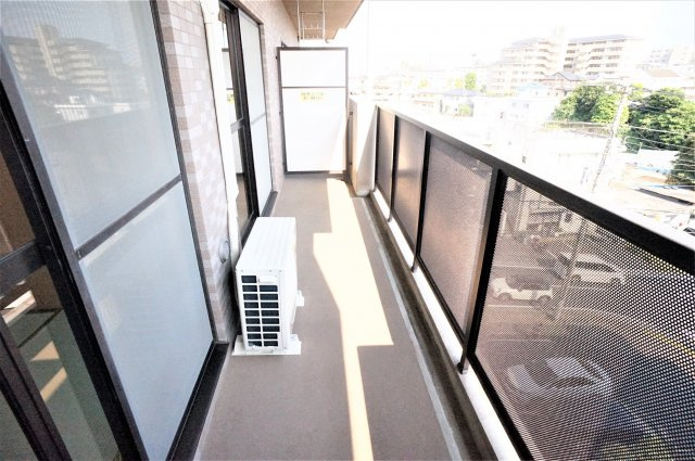 メゾンドソレイユのバルコニー|フルバルコニーは日当たり良く、洗濯物も良く乾きますね※写真は上の階です