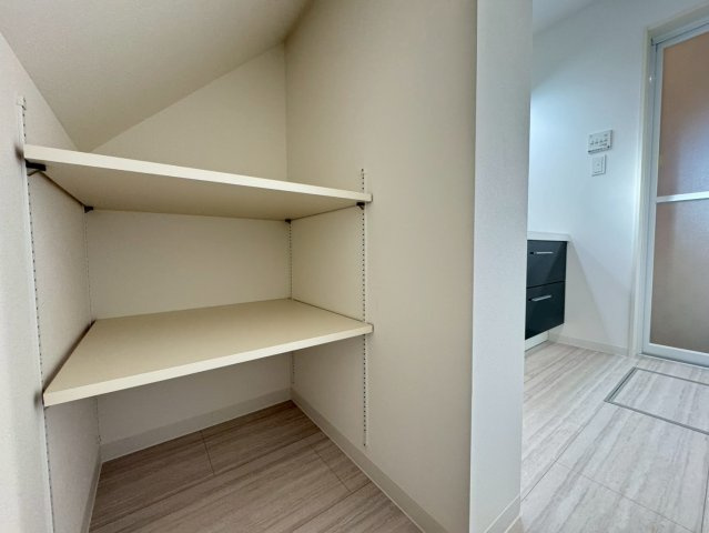 広々リビングの３ＬＤＫ◆南向きバルコニー◆駐車スペース２台分有り◆宇治市五ヶ庄上村の収納|洗面室収納