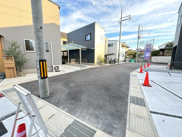 広々リビングの３ＬＤＫ◆南向きバルコニー◆駐車スペース２台分有り◆宇治市五ヶ庄上村の前面道路含む現地写真|前道