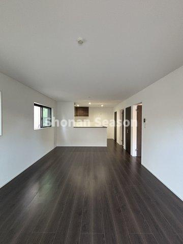 【居間・リビング】 | 家族の気配を感じながらお子さまがのびのびと遊べるリビング１8帖！