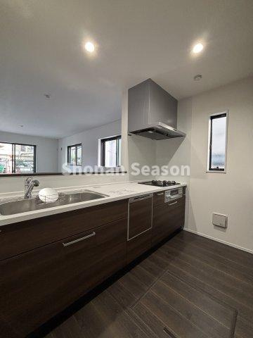 【キッチン】 | 料理中も家族との会話がスムーズな対面式キッチン！
料理の配膳や後片付けに役立つカウンター付き◎