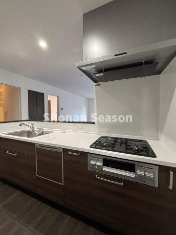 【キッチン】 | 食後の片付けは食洗機におまかせ！空いた時間でご家族とのんびりくつろぐ、ゆとりある毎日を過ごせます◎