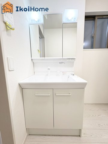 明石市藤江2期　新築戸建の洗面所|【ホームページに現地動画掲載中】●年中無休：当日予約可●洗面は便利な３面鏡。ゆったりワイドシンク仕様