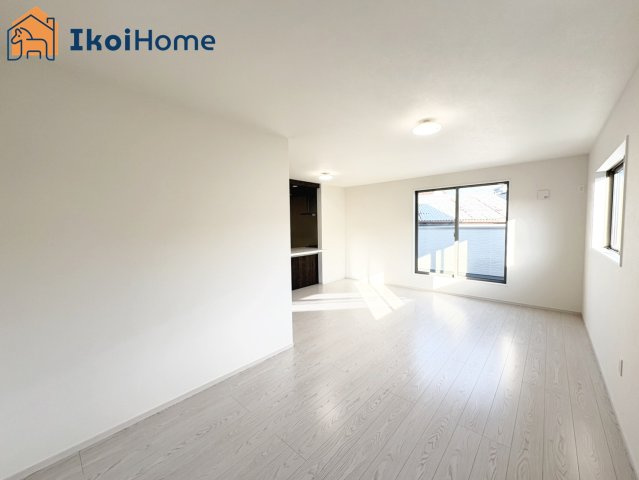 明石市藤江　新築戸建の居間・リビング|【ホームページに現地動画掲載中】●年中無休：当日予約可●明るく開放感もある2階18.7帖のLDKです