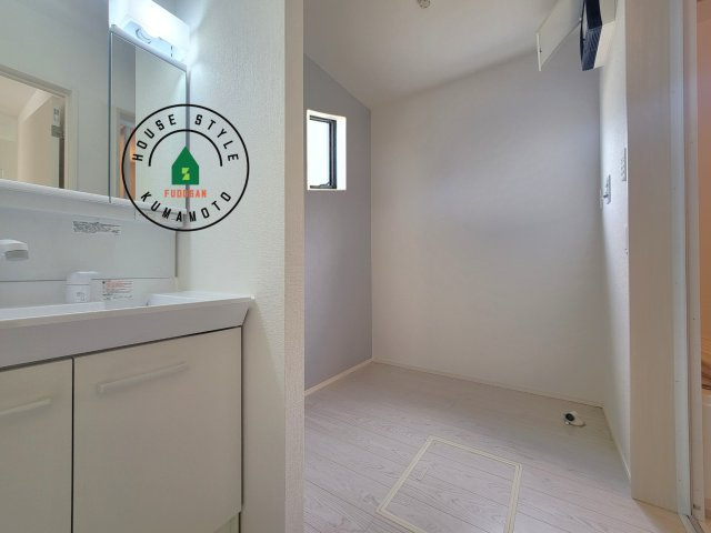 熊本市北区梶尾町第7-1棟（11号棟）　の内観：施工例|ゆとりの洗面スペースで朝の身支度もスムーズに。暮らしを快適に変えるシャワー付洗面台です！