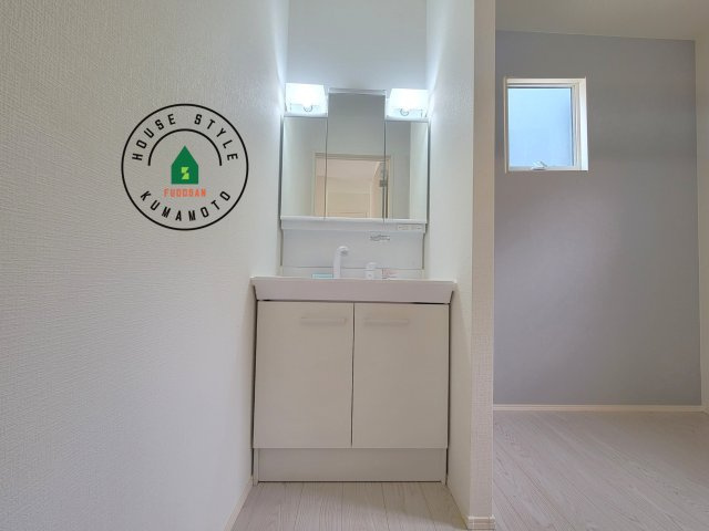 熊本市北区梶尾町第7-1棟（11号棟）　の内観：施工例|毎日使うものだから清潔な空間を保ちたい水回り。洗面にはそんな願いを解消させてくれる収納アイデアが満載です。三面鏡の裏側にはキャビネットが現れ小物から背の高い物まで収納できます。