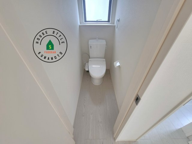 熊本市北区梶尾町第7-1棟（11号棟）　の内観：施工例|温水洗浄便座を完備しております。2ヶ所にトイレがあるのは朝の慌ただしい時間も安心です。