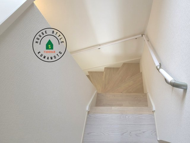 熊本市北区梶尾町第7-1棟（11号棟）　の内観：施工例|＜手すり付階段＞手すりがないと階段の昇り降りで危険なことはもちろん、壁に手をつきながら歩くことで壁紙が汚れやすくなります。すべての方に快適に昇り降りしていただくため、手すりを設置しました。