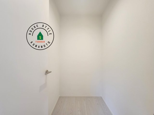 熊本市北区梶尾町第7-1棟（11号棟）　の内観：施工例|洋服や大きな荷物が多い方や人数の多いご家族などは、一般的なクローゼットよりもウォークインクローゼットのほうが使い勝手が良いです。