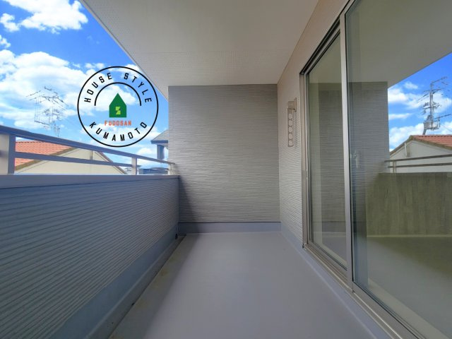 熊本市北区梶尾町第7-1棟（11号棟）　の外観：施工例|風をしっかりと感じられるバルコニーでは、毎日が洗濯日和です。広々としているので洗濯も楽しくなるでしょうし、気分転換にバルコニーからの眺めを楽しむのもいいでしょう。