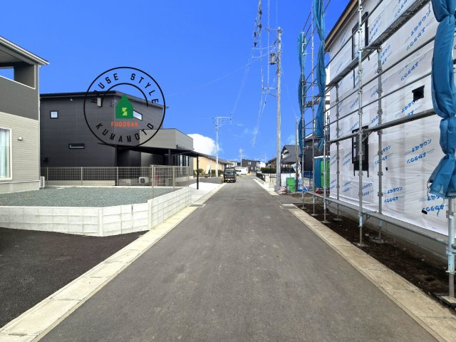 熊本市北区梶尾町第7-1棟（11号棟）　の前面道路含む現地写真|前面道路は閑静な住宅地をはしる車通りの少ない道路。お車の出し入れが苦手なママや小さなお子様にも安心ですね。しっかり舗装もされているので、ベビーカーや自転車で通っても快適に通行できます。