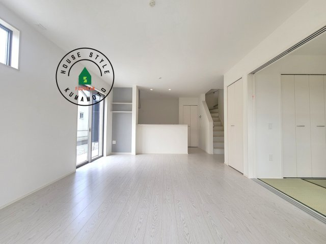 熊本市北区梶尾町第7-1棟（11号棟）　の内観：施工例|ご家族を近くに感じられる対面キッチンのLDK。会話もはずみそうですね。