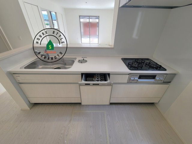 熊本市北区梶尾町第7-1棟（11号棟）　の内観：施工例|ご家族を近くに感じられる対面キッチンのLDK。会話もはずみそうですね。