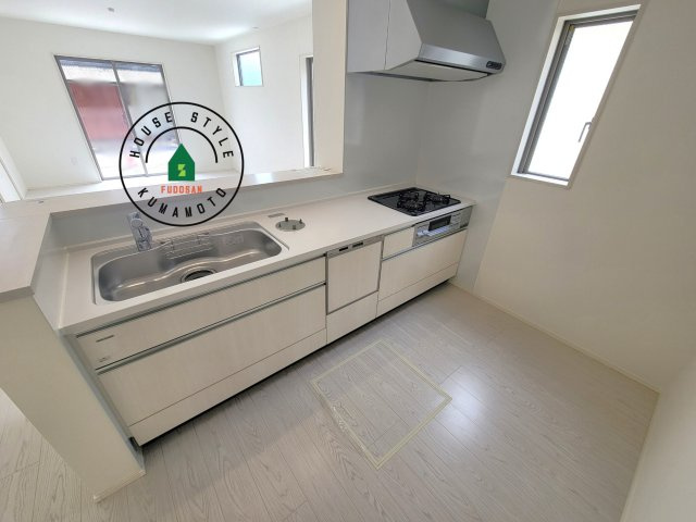 熊本市北区梶尾町第7-1棟（11号棟）　の内観：施工例|ダイニングテーブルへの配膳がラクラク、お料理はかどるカウンター付きシステムキッチン！