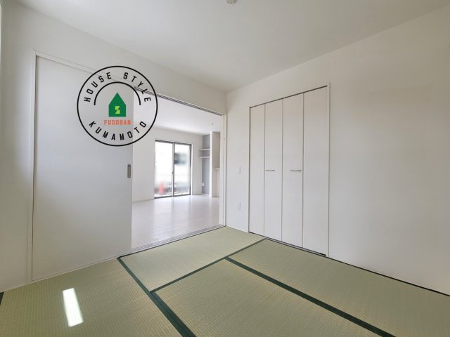 熊本市北区梶尾町第7-1棟（11号棟）　の内観：施工例|和室を上手に活用すると暮らし方の幅が広がります。例えば普段は開け放して、子供の小さいうちはお昼寝や遊びのスペースに。畳はソフトなので転んでもケガをしにくく安心です。