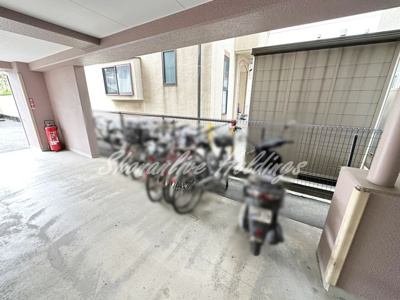 【その他共用部分】 | EMPRESS | 屋根付き駐輪スペース付き♪