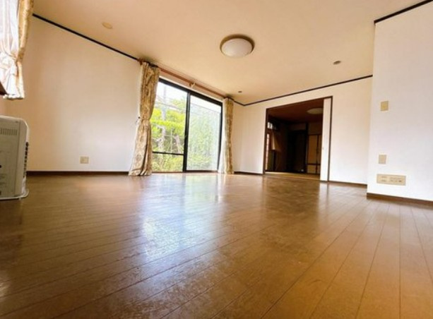 【中古】鶴ヶ島市松ヶ丘２丁目中古住宅の居間・リビング|20帖のゆとりあるLDKです！