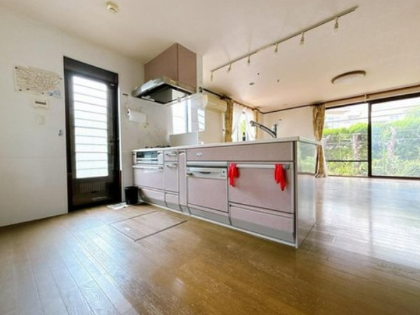 【中古】鶴ヶ島市松ヶ丘２丁目中古住宅のキッチン|対面式のシステムキッチンでお料理をしながらリビングを見渡せます☆