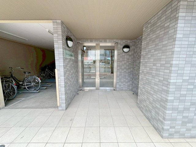 リバーヒルズ新大阪のエントランス