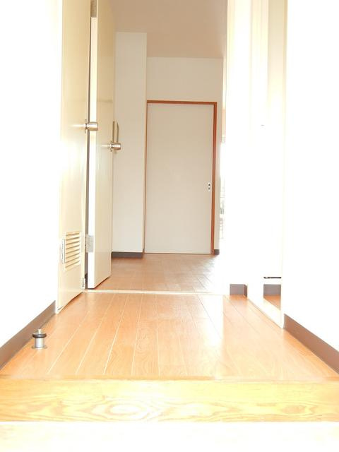 川崎市多摩区長沢４丁目の賃貸マンションの玄関