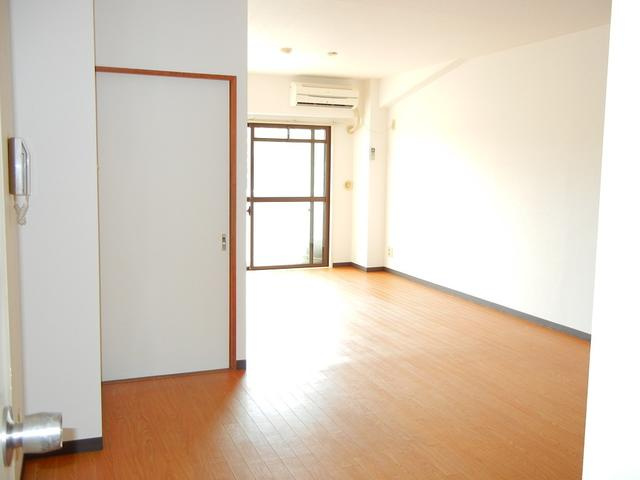 川崎市多摩区長沢４丁目の賃貸マンションの居間・リビング