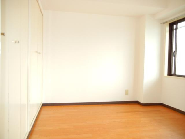 川崎市多摩区長沢４丁目の賃貸マンションの居間・リビング