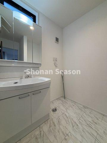 【洗面所】 | 朝の身支度が捗る独立洗面台！ミラー裏にもたっぷり収納をご用意◎