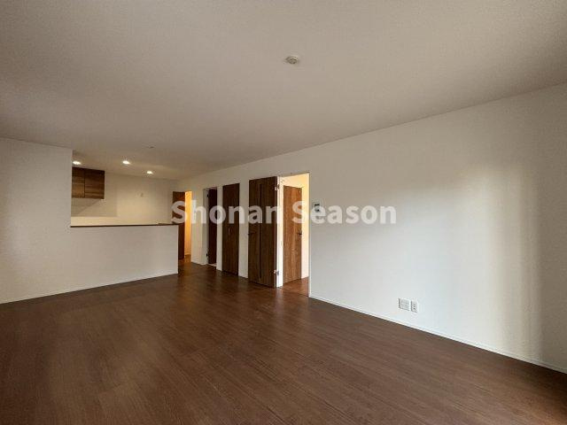 【居間・リビング】 | 18帖の開放的なリビング◎ナチュラルなデザインで落ち着く空間に仕上がっております♪
