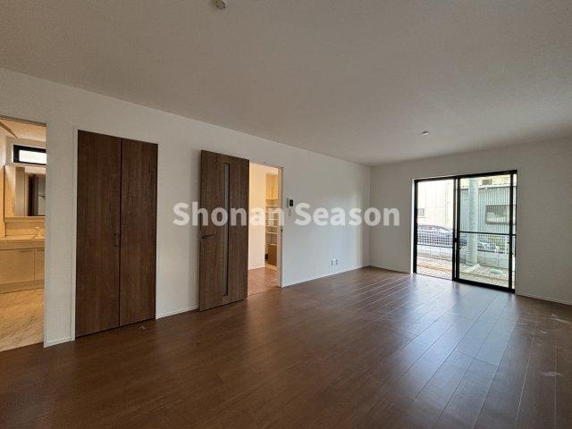 【内装】 | 窓から自然光が差し込み、明るく快適な家族団らん時間を過ごせます◎