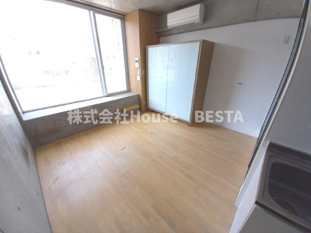 イーストヴィレッジ三宮の居間・リビング