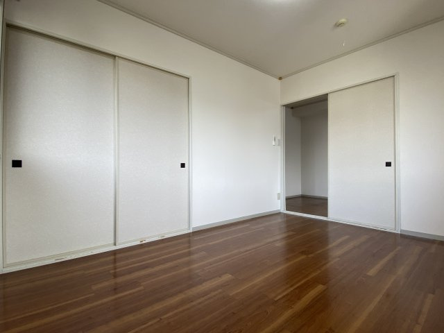 ビューティフルヒル美丘Ｃの居間・リビング|洋室6帖（キッチン側）