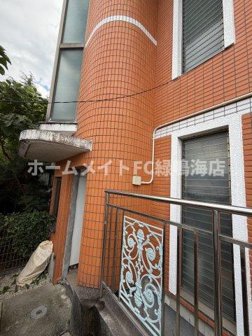ノース・メゾン・ラ・コリンB棟の外観|A棟の入口です。B棟の入口から移動し、地下への入口に入ります。