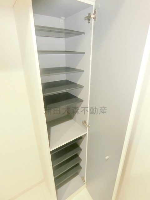 インベスト蒲田East7の設備|玄関収納　シューズボックス