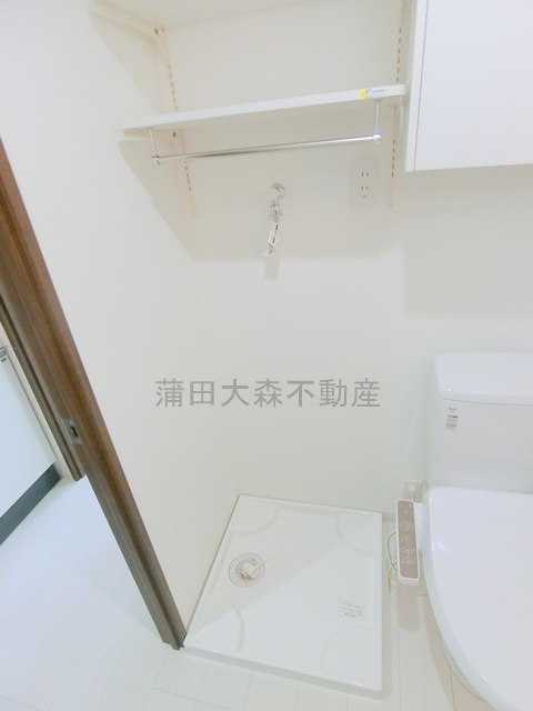 インベスト蒲田East7の設備|棚付きの洗濯機置き場