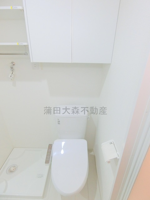 インベスト蒲田East7のトイレ|吊戸棚収納と温水洗浄便座付きのトイレ　