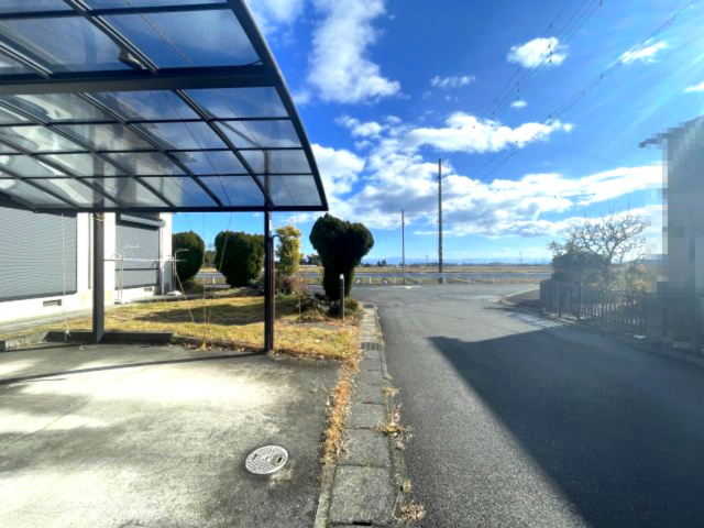 高島市鴨川平3丁目中古戸建の前面道路含む現地写真