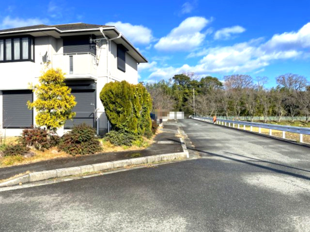 高島市鴨川平3丁目中古戸建の前面道路含む現地写真