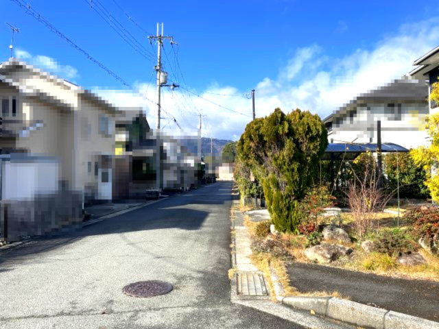 高島市鴨川平3丁目中古戸建の前面道路含む現地写真