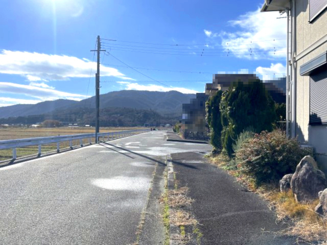 高島市鴨川平3丁目中古戸建の前面道路含む現地写真