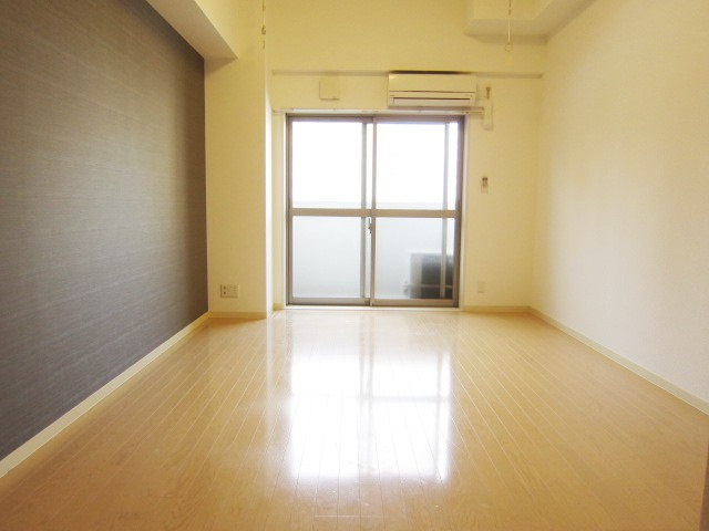 プライムスクエアの居間・リビング|別号室の参考写真です。