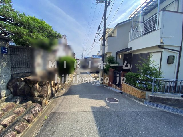 箕面市牧落５丁目　中古戸建の前面道路含む現地写真