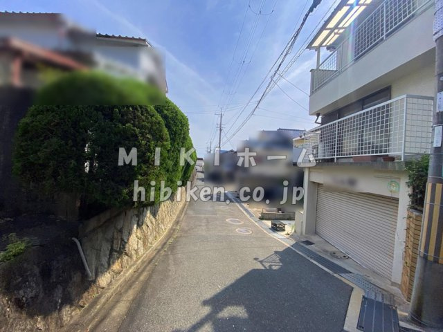 箕面市牧落５丁目　中古戸建の前面道路含む現地写真