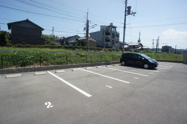 レオ・グランドメゾンの駐車場