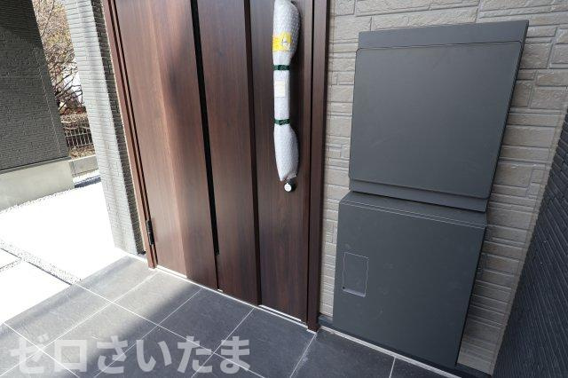 《仲介手数料無料》南区大字太田窪2609-4新築一戸建ての玄関