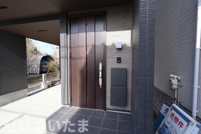 《仲介手数料無料》南区大字太田窪2609-4新築一戸建ての玄関