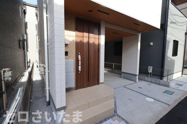 《仲介手数料無料》南区大字太田窪2609-4新築一戸建ての玄関