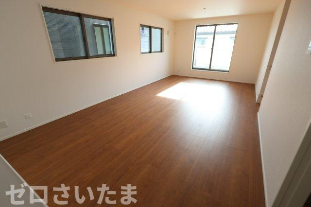 《仲介手数料無料》南区大字太田窪2609-4新築一戸建ての居間・リビング