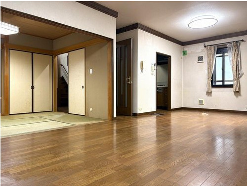 野田市春日町　中古戸建　平成10年築の居間・リビング