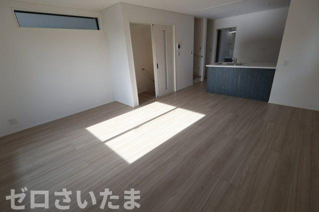 《仲介手数料無料》南区大字太田窪2609-4新築一戸建ての居間・リビング