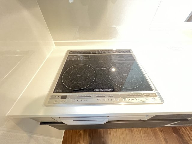 橿原市菖蒲町　第1期　全2棟のキッチン|使いやすいIHクッキングヒーターのキッチンです